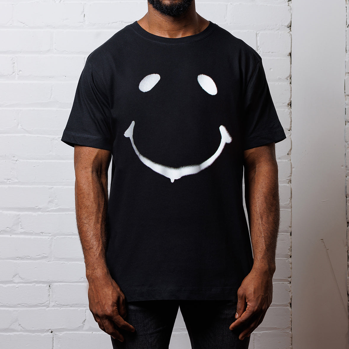 Stencilled Smiley Front - Tshirt - Black
