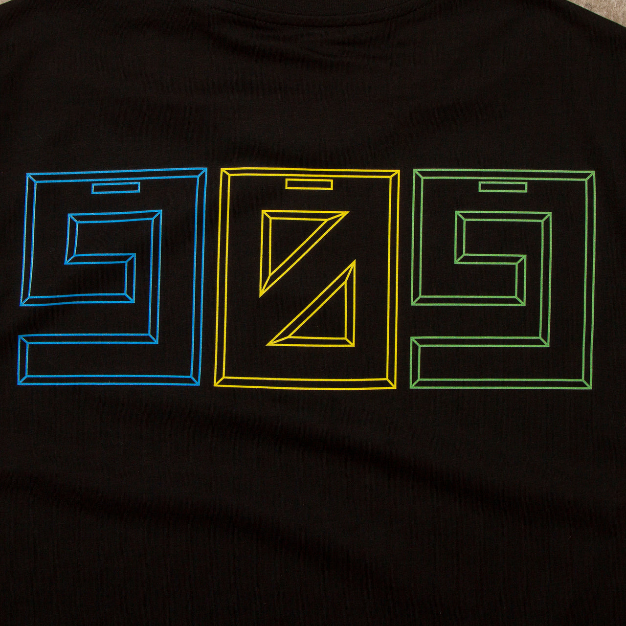 909 Colour Horizontal Back Print - Tshirt - Black