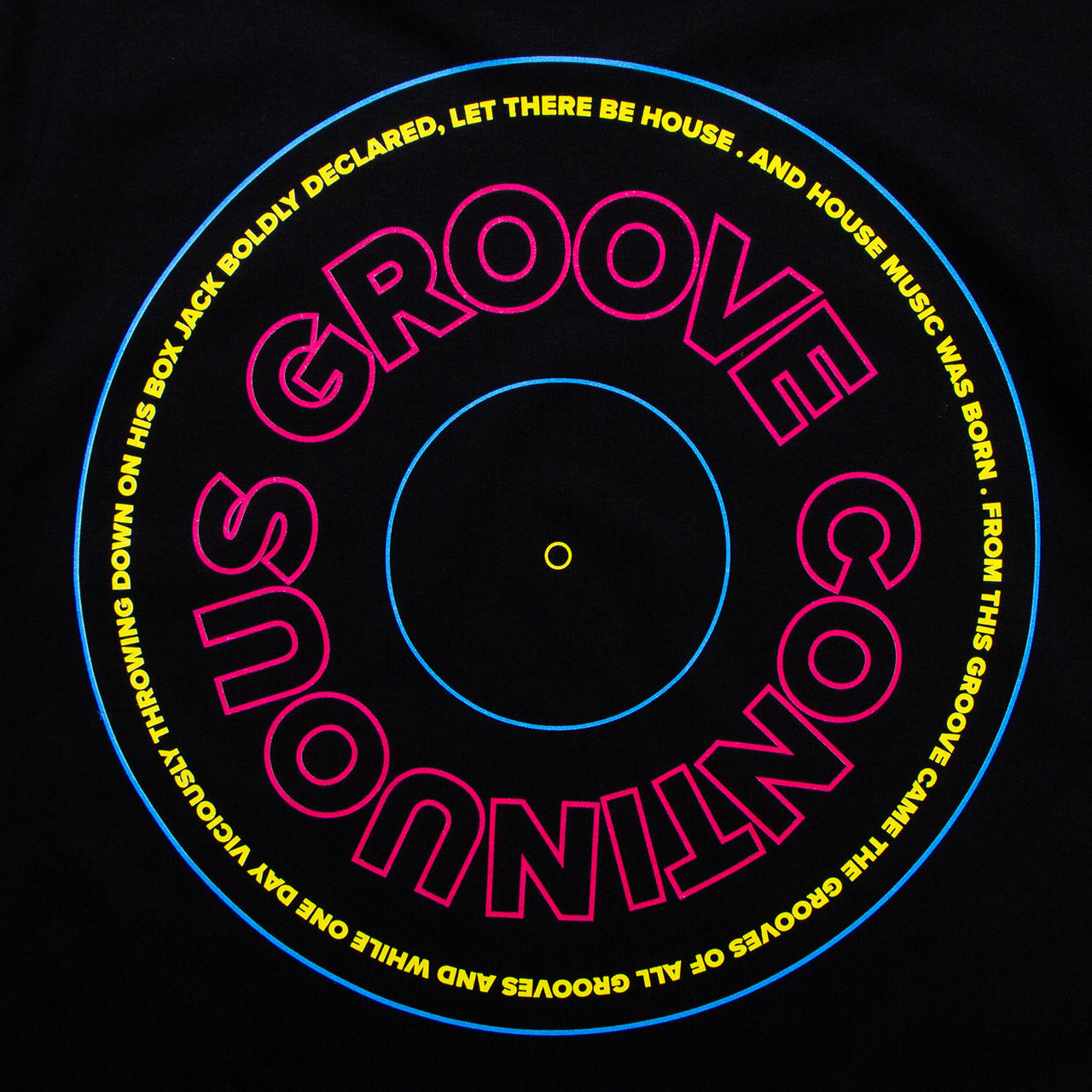 MY Continuous Groove Back Print - Tshirt - Black