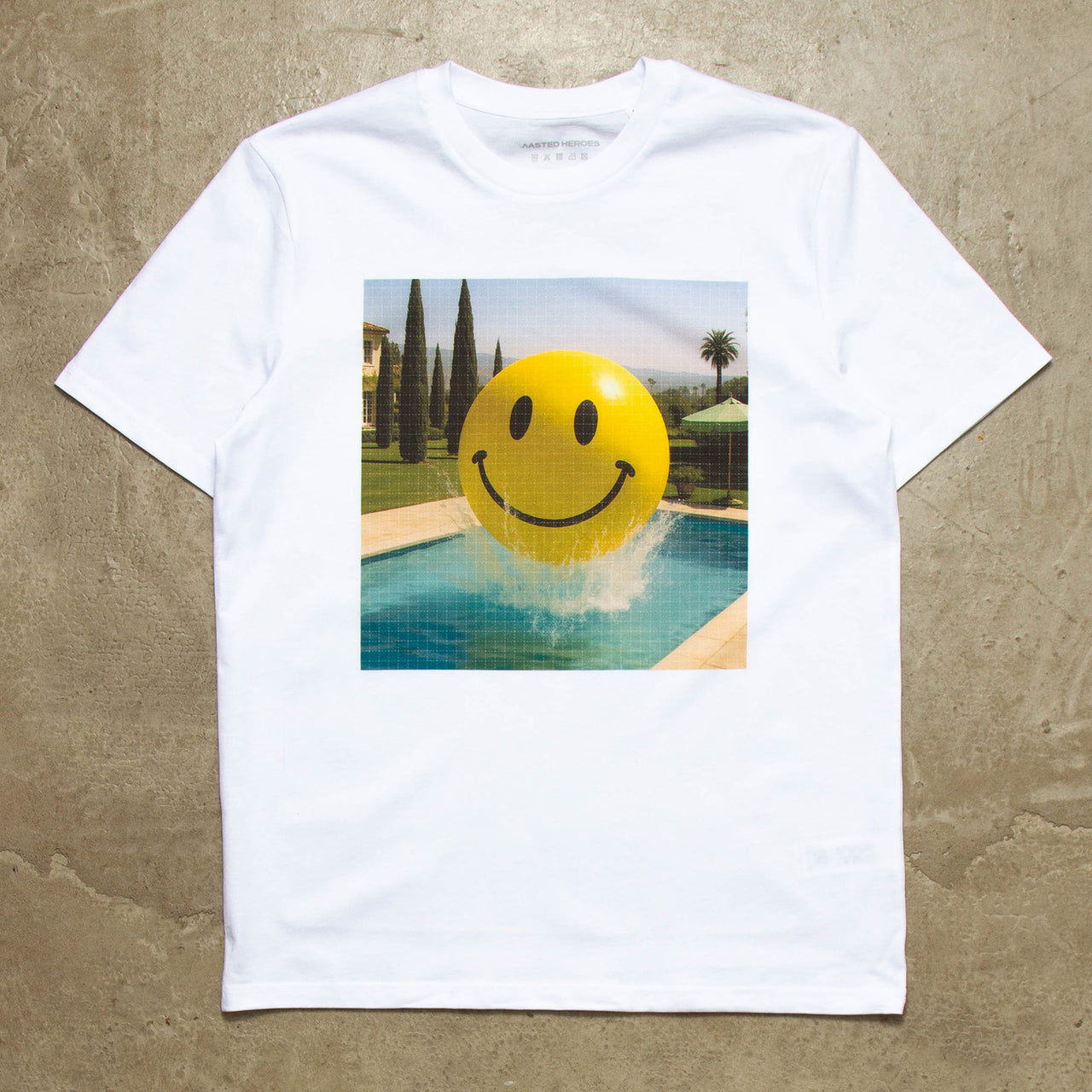 Smiley Poolside Trip Front Print - Tshirt - White