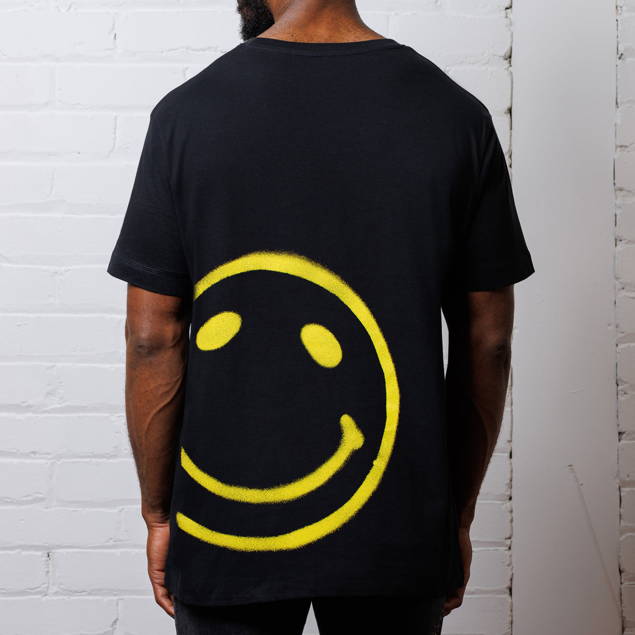 Stencilled Side Smiley Back - Tshirt - Black